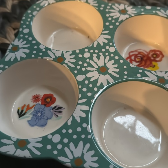 The Pioneer Woman Flea Market 6 cup muffin tin - Picture 2 of 5